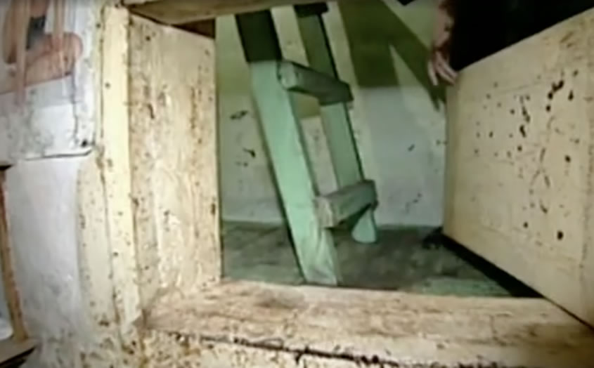 Толстая дверь входа в подземный бункер скопинского маньяка