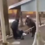 Казахстан. Протестующие избивают полицейского